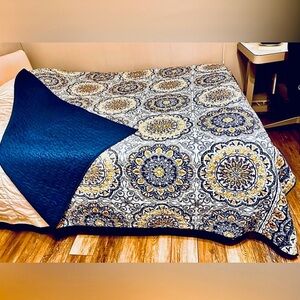 🛍️ Queen Size bedcover/quilt & 2 pillow covers Size 90X88 & pillow 27X20 “clean”